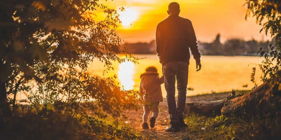 صورة تحتوي على أب وابنه وسط الطبيعة
